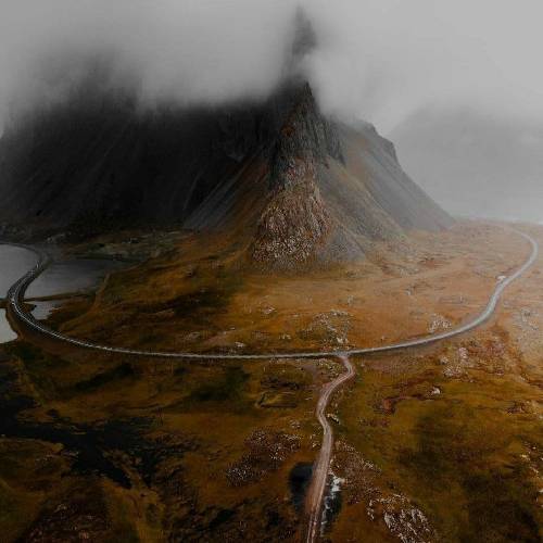 دلم بین زمین و هواست تا تو حرف دلتو بگی آخ که دلم آب شد